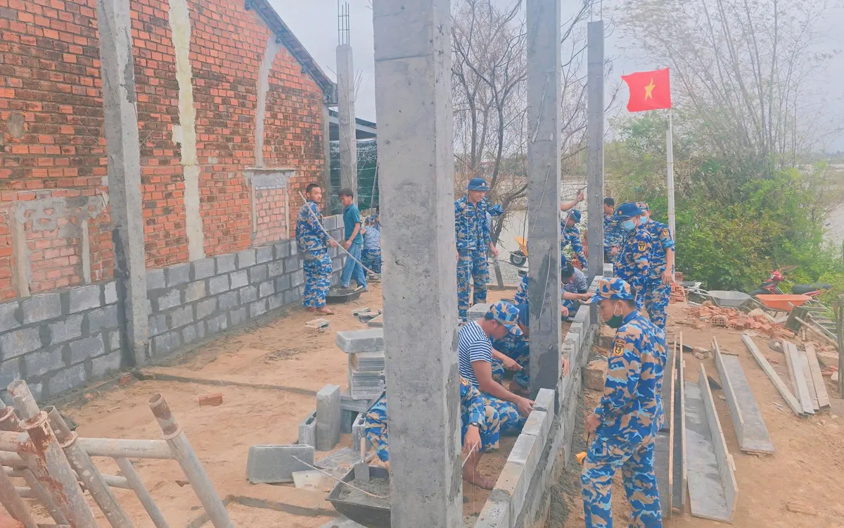 Cán bộ, chiến sĩ Vùng 4 Hải quân xây dựng nhà cho gia đình ông Đỗ Văn Được, thôn Thạch Tuân 2 (Khánh Hòa). 