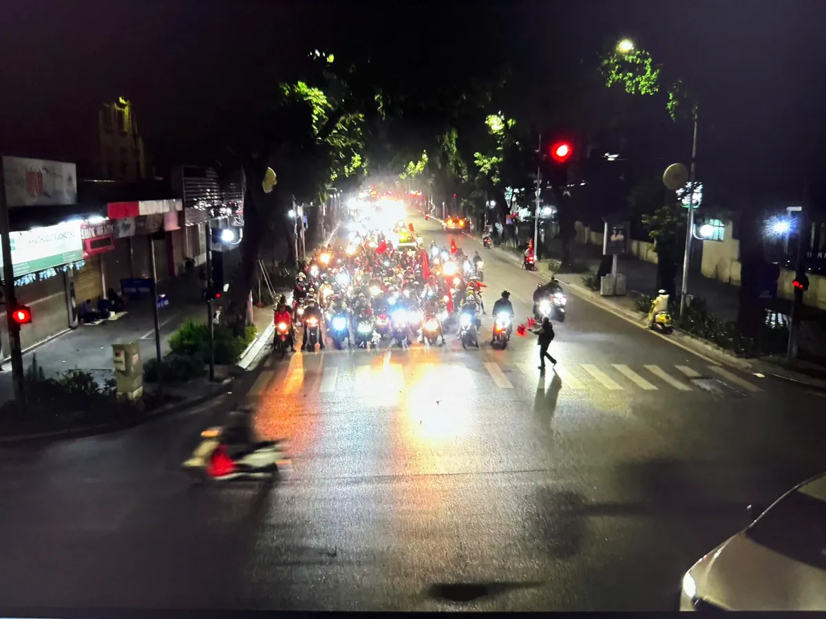 Người dân ra đường ăn mừng chiến thắng của U22 Việt Nam - Ảnh 12.