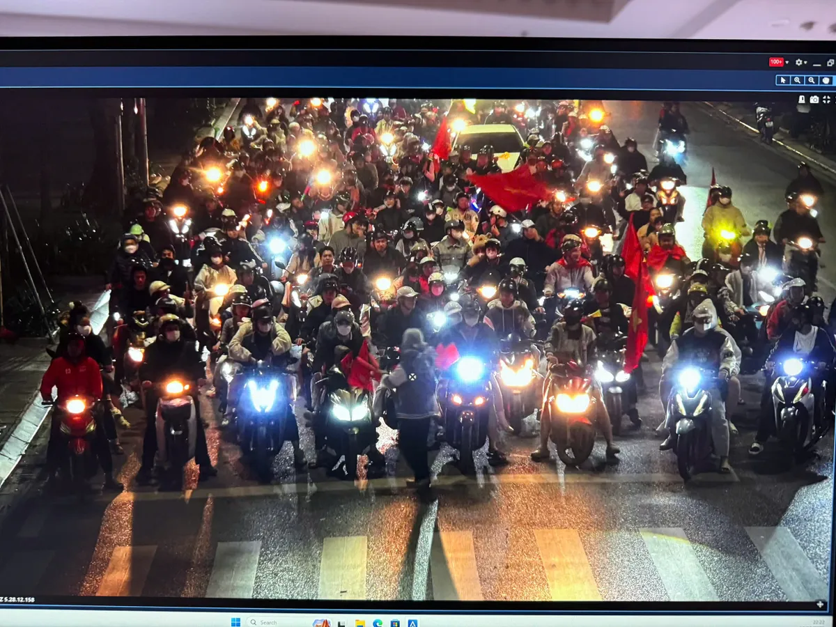 Người dân ra đường ăn mừng chiến thắng của U22 Việt Nam - Ảnh 11.