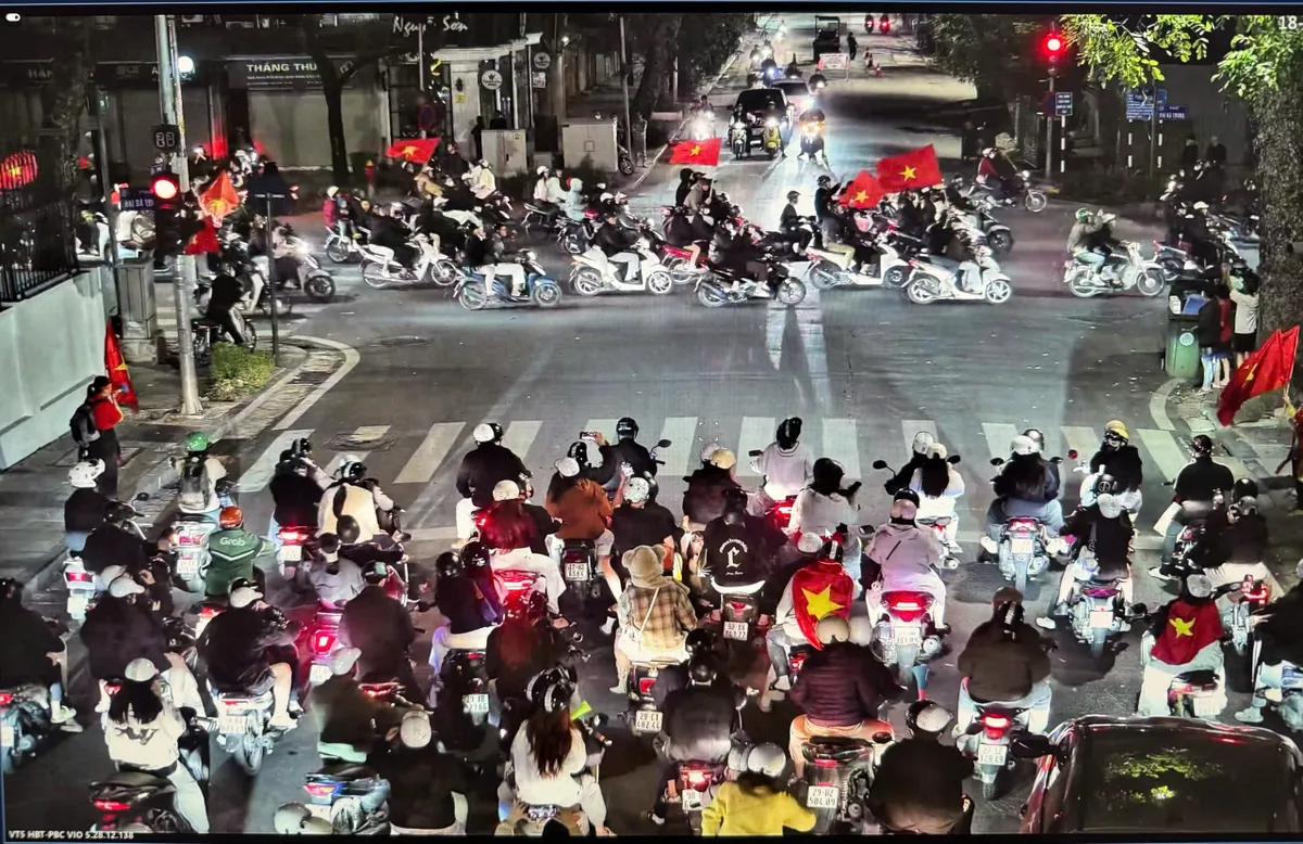Người dân ra đường ăn mừng chiến thắng của U22 Việt Nam - Ảnh 10.
