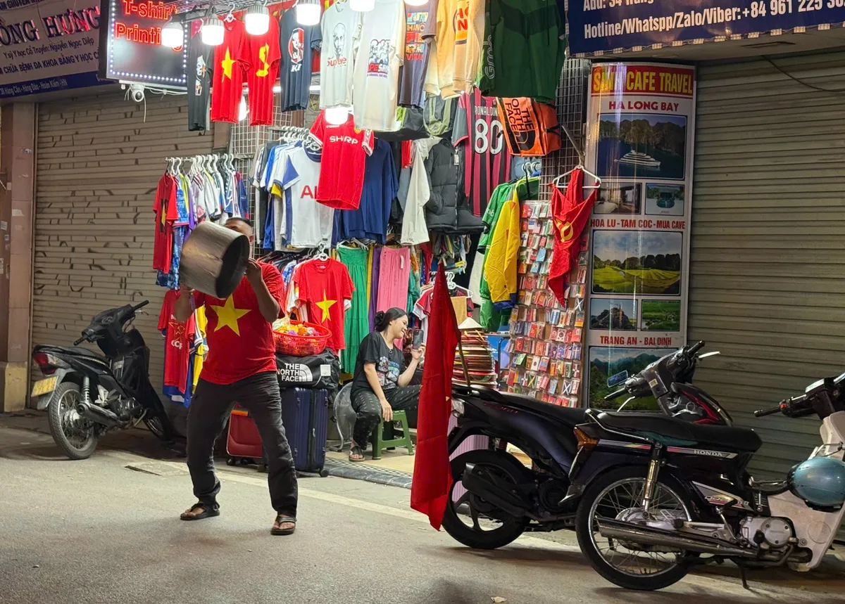 Người dân ra đường ăn mừng chiến thắng của U22 Việt Nam - Ảnh 9.