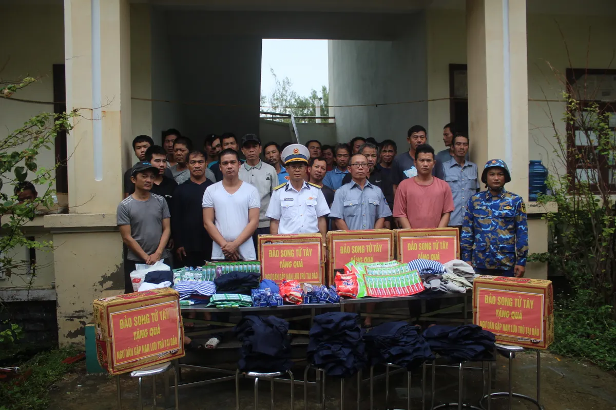 Hải qu&acirc;n tiếp nhận 52 ngư d&acirc;n gặp nạn tr&ecirc;n biển v&agrave;o đảo Song Tử T&acirc;y - Ảnh 4.