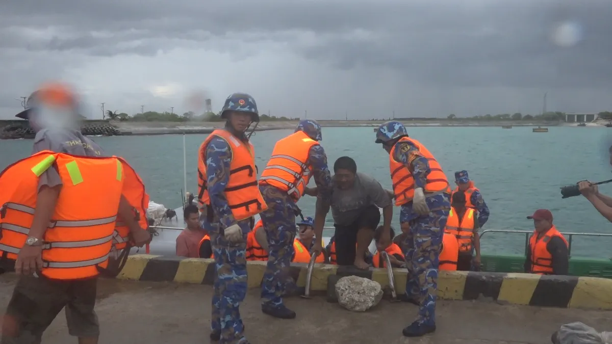 Hải qu&acirc;n tiếp nhận 52 ngư d&acirc;n gặp nạn tr&ecirc;n biển v&agrave;o đảo Song Tử T&acirc;y - Ảnh 2.