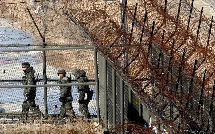 Binh sĩ Hàn Quốc tuần tra dọc Khu vực phi quân sự (DMZ) (Ảnh: AP)