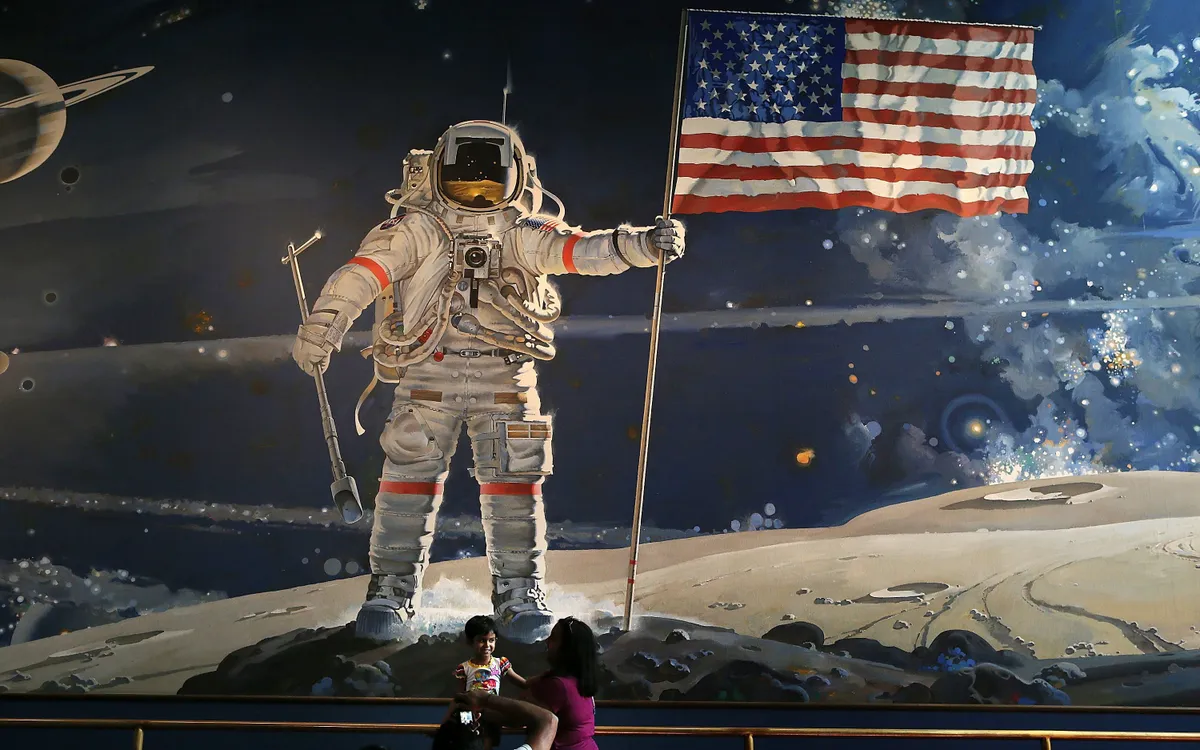 Sắc lệnh mới nhất của Tổng thống Trump đặt ra mục tiêu đưa các phi hành gia Mỹ trở lại Mặt Trăng vào năm 2028 (Ảnh minh họa: Getty Images)