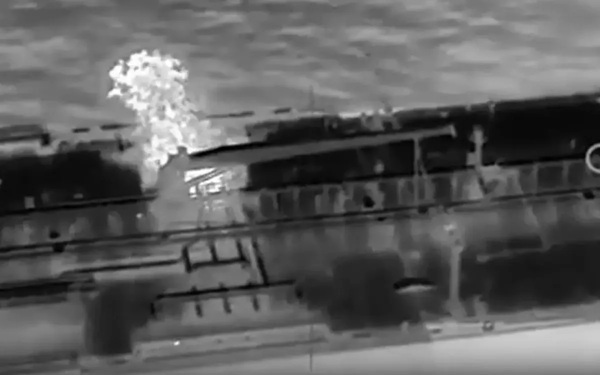 Khoảnh khắc tàu chở dầu Qendil bị tấn công trong đoạn video do phía Ukraine công bố (Ảnh: Cơ quan An ninh Ukraine)