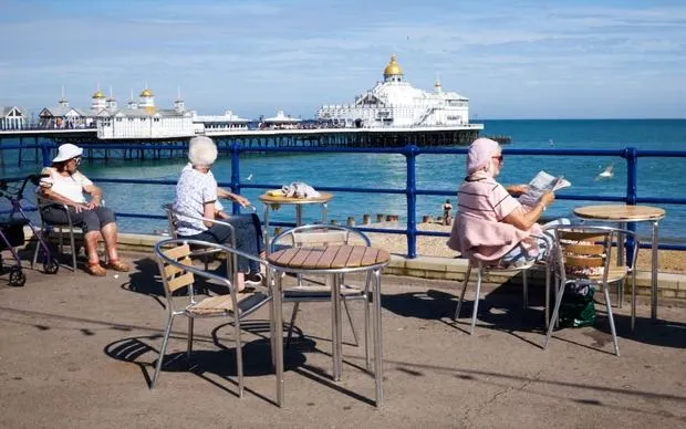 Thị trấn Eastbourne, hạt East Sussex, Anh, nơi dân số già hóa được cảnh báo sẽ gây sức ép lớn lên tài chính công (Ảnh: Alamy)