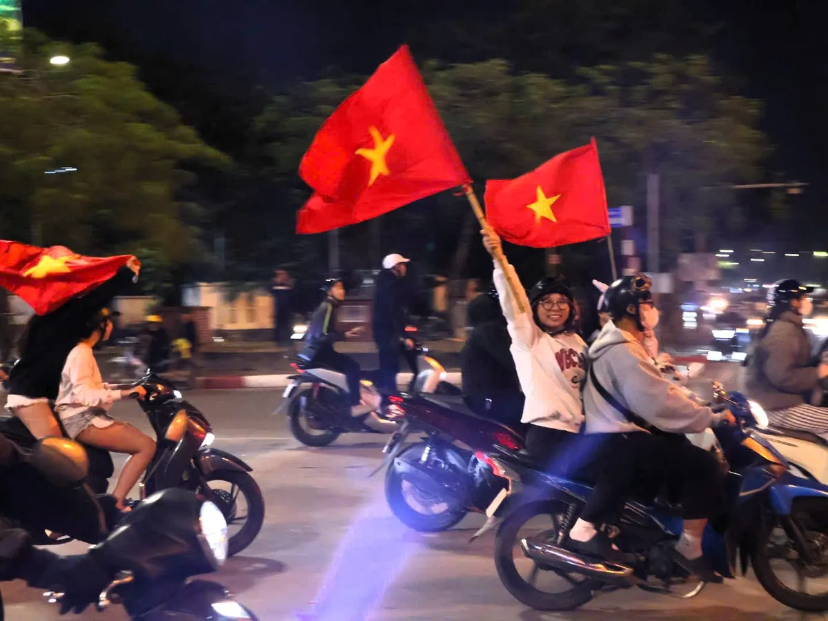 Người d&acirc;n H&agrave; Nội vỡ &ograve;a cảm x&uacute;c khi U22 Việt Nam v&ocirc; địch SEA Games 33 - Ảnh 1.