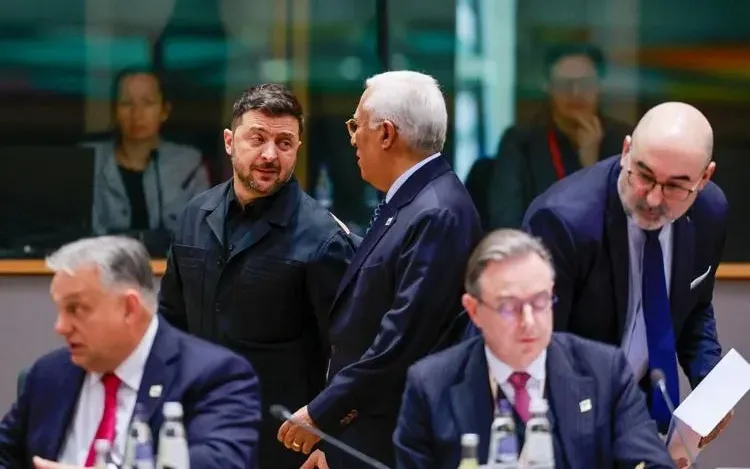 Tổng thống Ukraine Zelensky (thứ hai từ trái sang) trò chuyện với các nhà lãnh đạo châu Âu tại hội nghị diễn ra tại Brussels, ngày 18/12/2025 (Ảnh: AP)