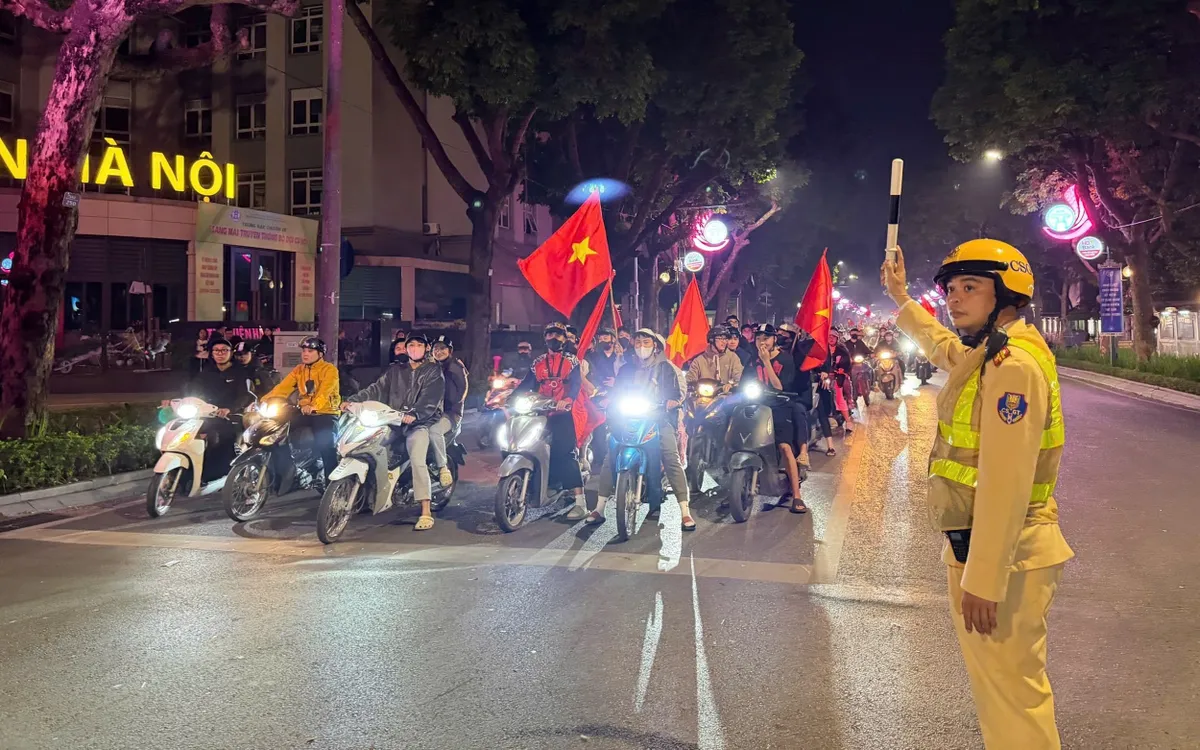 Lực lượng CSGT làm nhiệm vụ tại các tuyến phố trung tâm.