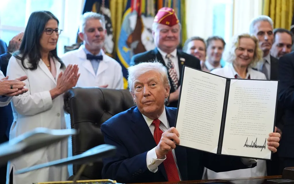 Tổng thống Mỹ Donald Trump ký một sắc lệnh hành pháp chỉ đạo nới lỏng các quy định liên bang đối với cần sa, ngày 18/12/2025 (Ảnh: AP)