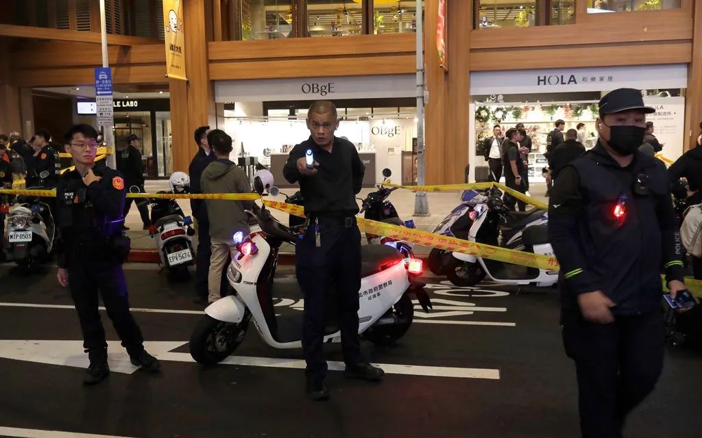 Cảnh sát phong tỏa hiện trường sau vụ tấn công bằng dao tại Đài Bắc, Đài Loan (Trung Quốc), ngày 19/12/2025 (Ảnh: AP)