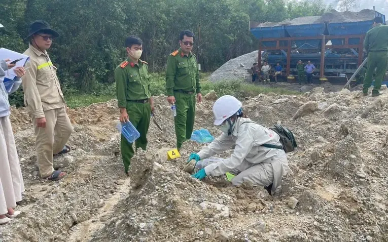 Lực lượng Công an tỉnh tiến hành khám nghiệm hiện trường, thu giữ các mẫu chất thải phục vụ điều tra, xử lý.