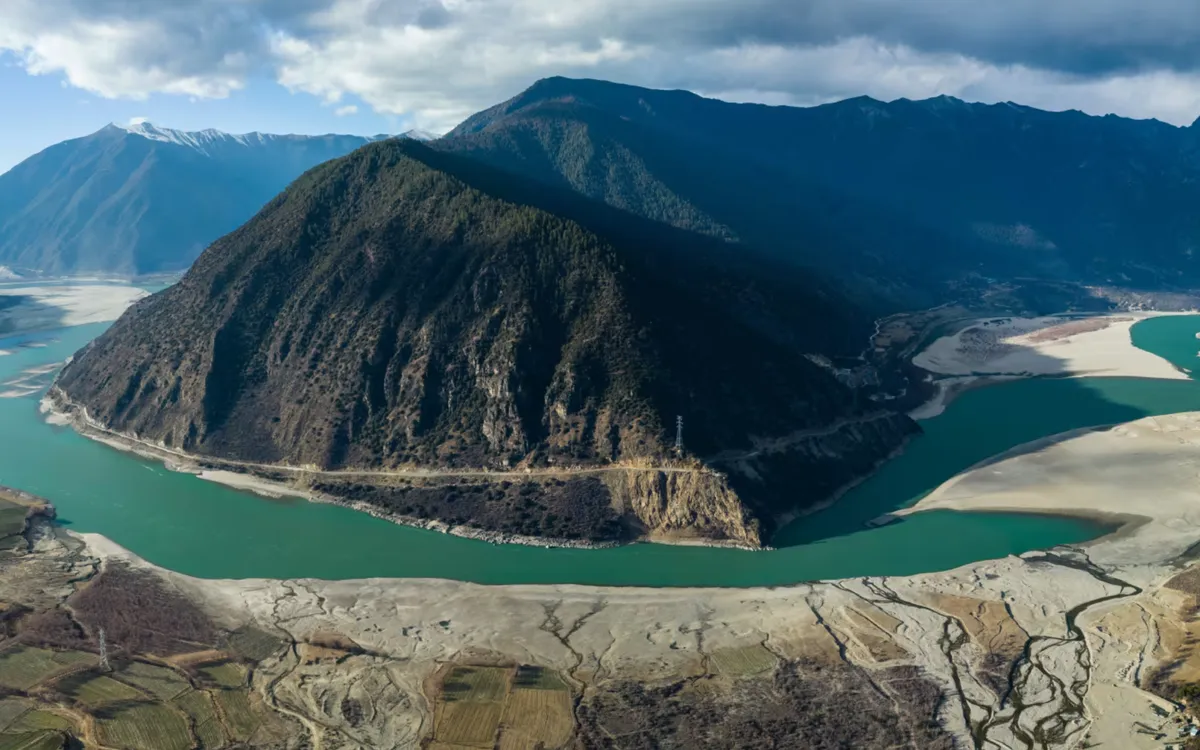 Hệ thống thủy điện trên sông Yarlung Tsangpo - con sông cao nhất thế giới - sẽ là một kỳ tích kỹ thuật hiếm có (Ảnh: Xinhua)