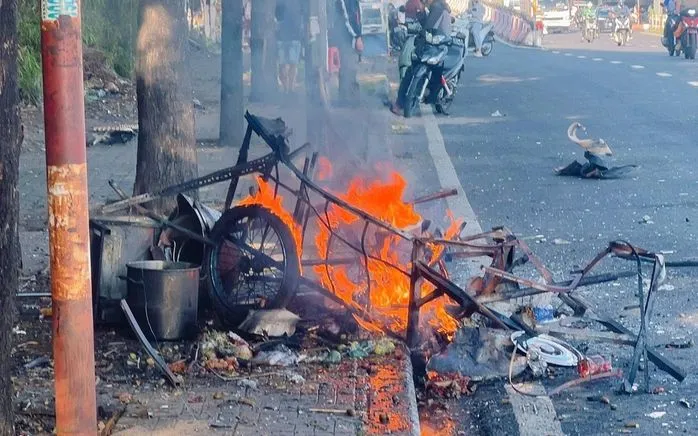 Xe bún riêu bị nổ tan tành. Ảnh: NLĐ