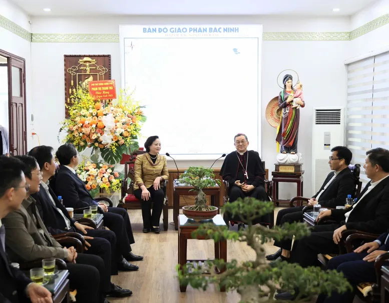 Ph&oacute; Thủ tướng Phạm Thị Thanh Tr&agrave; thăm, ch&uacute;c mừng Gi&aacute;ng sinh T&ograve;a Gi&aacute;m mục Bắc Ninh - Ảnh 1.