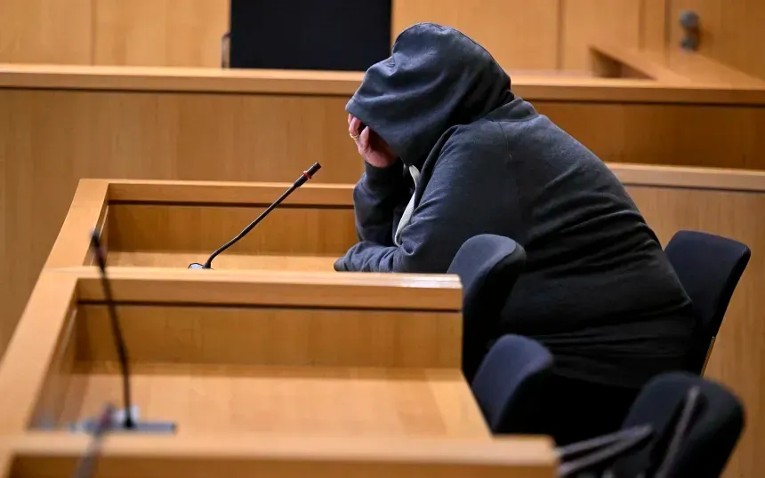 Bị cáo Fernando P. ngồi tại tòa án khu vực Aachen, miền Tây nước Đức, chờ phán quyết trong vụ án bị cáo buộc đánh thuốc mê và cưỡng hiếp vợ, ngày 19/12/2025 (Ảnh: AFP/Getty Images)