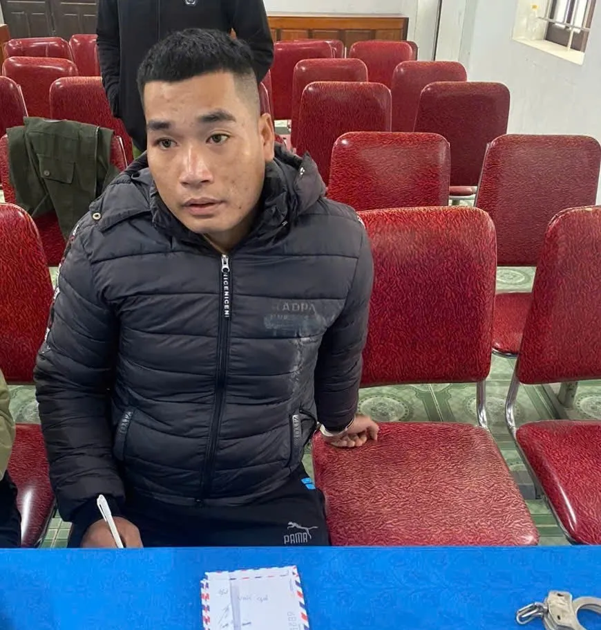 Dựng l&aacute;n trong rừng, nu&ocirc;i ch&oacute; cảnh giới để b&aacute;n ma t&uacute;y - Ảnh 1.