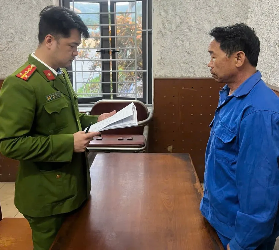 Kh&ocirc;ng dừng xe đo nồng độ cồn, người đ&agrave;n &ocirc;ng t&ocirc;ng bị thương 2 CSGT- Ảnh 1.