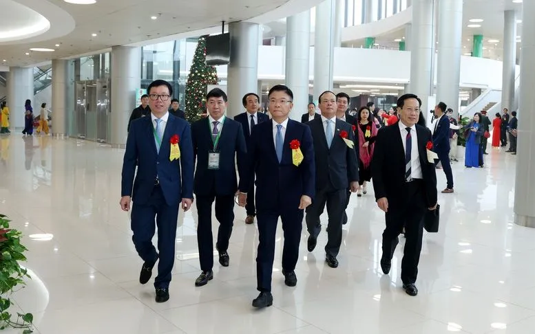 Phó Thủ tướng Lê Thành Long dự khánh thành công trình xây dựng Bệnh viện Bạch Mai và Việt Đức cơ sở 2 - Ảnh: VGP

