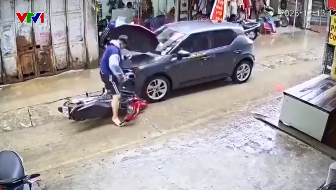 Cầm &ocirc; khi đi xe m&aacute;y, nam thanh ni&ecirc;n t&ocirc;ng thẳng v&agrave;o đầu &ocirc; t&ocirc; con - Ảnh 1.