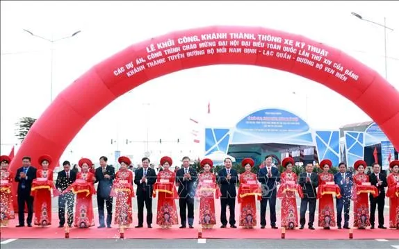 Cắt băng khánh thành tuyến đường bộ mới Nam Định - Lạc Quần - Đường bộ ven biển. Ảnh: Nguyễn Lành/TTXVN