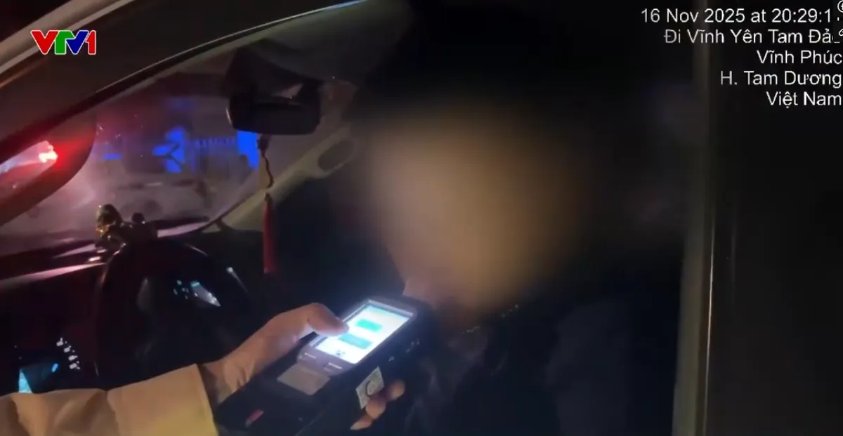 T&agrave;i xế c&oacute; nồng độ cồn vẫn chở gia đ&igrave;nh tr&ecirc;n cao tốc - Ảnh 1.