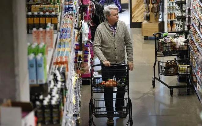 Người dân mua sắm tại một siêu thị ở Washington, D.C. (Mỹ) ngày 28/10/2022. (Ảnh: THX/TTXVN)