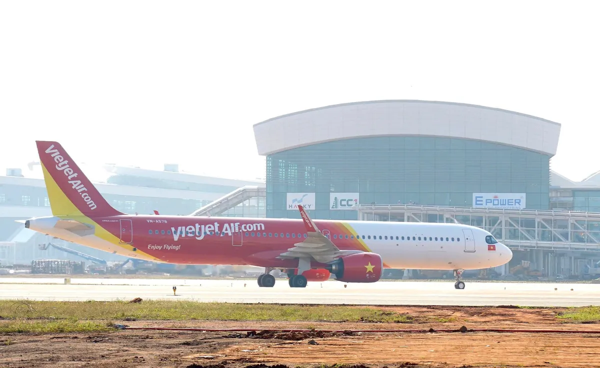 Chuyến bay chở kh&aacute;ch đầu ti&ecirc;n hạ c&aacute;nh an to&agrave;n tại s&acirc;n bay Long Th&agrave;nh - Ảnh 3.