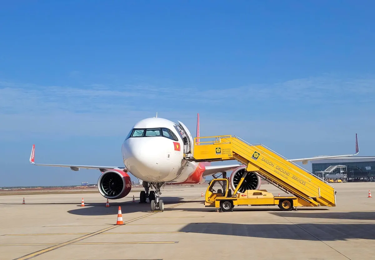 Chuyến bay chở kh&aacute;ch đầu ti&ecirc;n hạ c&aacute;nh an to&agrave;n tại s&acirc;n bay Long Th&agrave;nh - Ảnh 4.