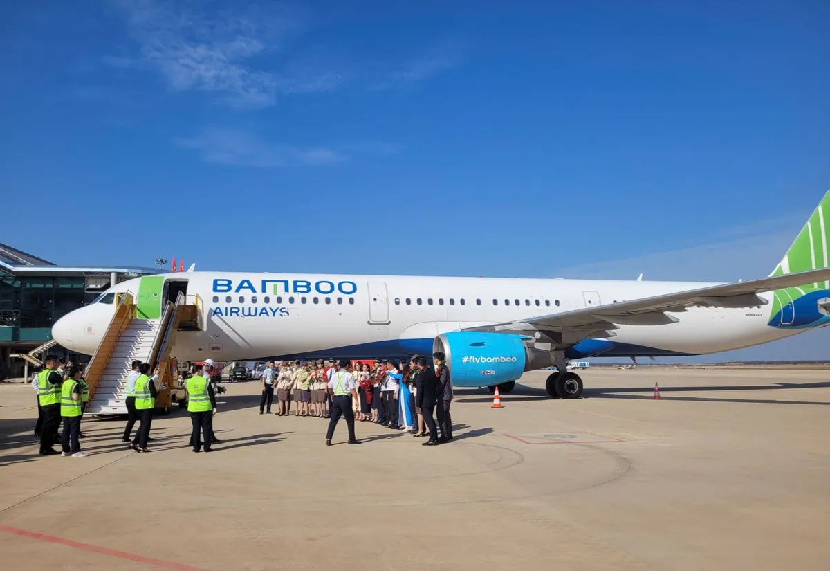 Chuyến bay chở kh&aacute;ch đầu ti&ecirc;n hạ c&aacute;nh an to&agrave;n tại s&acirc;n bay Long Th&agrave;nh - Ảnh 6.