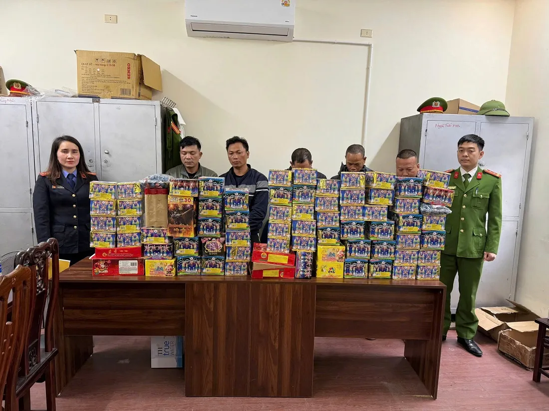 Bắt 13 đối tượng bu&ocirc;n b&aacute;n, t&agrave;ng trữ ph&aacute;o nổ v&agrave; trốn truy n&atilde; ở Nghệ An- Ảnh 1.