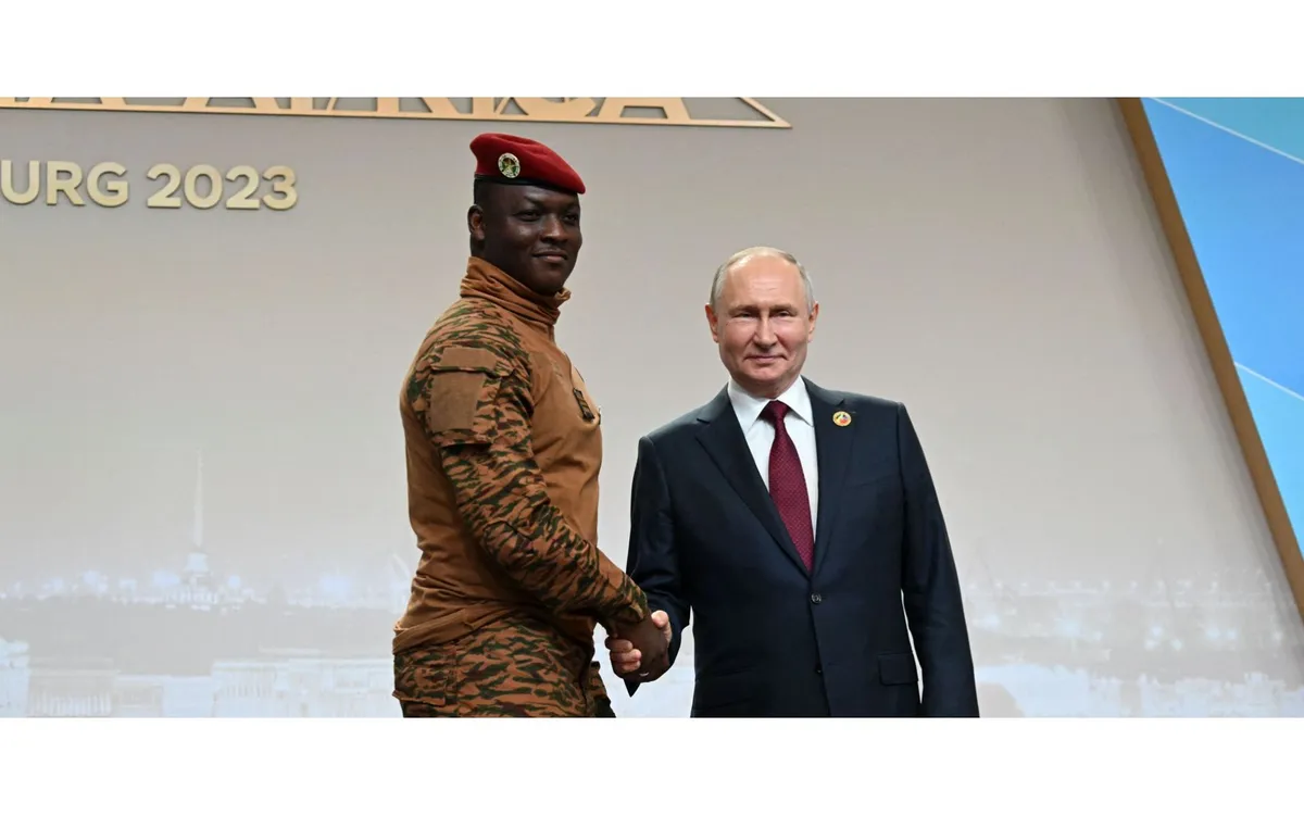 Tổng thống Putin chào đón lãnh đạo lâm thời của Burkina Faso - ông Ibrahim Traore tại hội nghị thượng đỉnh Nga - châu Phi lần thứ hai ở Saint Petersburg, tháng 7/2023 (Ảnh: AFP)