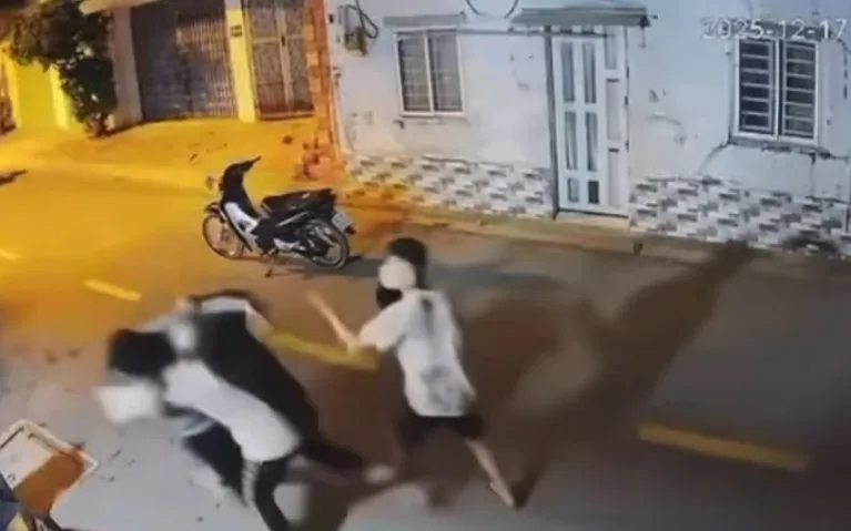 Nam sinh bị hai người chặn đường, đánh. Ảnh cắt từ clip