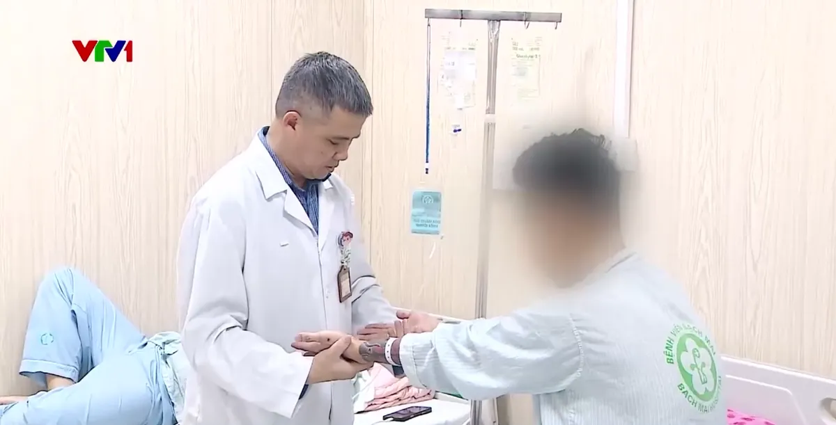 Nhiều người trẻ ngộ độc thuốc l&aacute; điện tử - Ảnh 2.