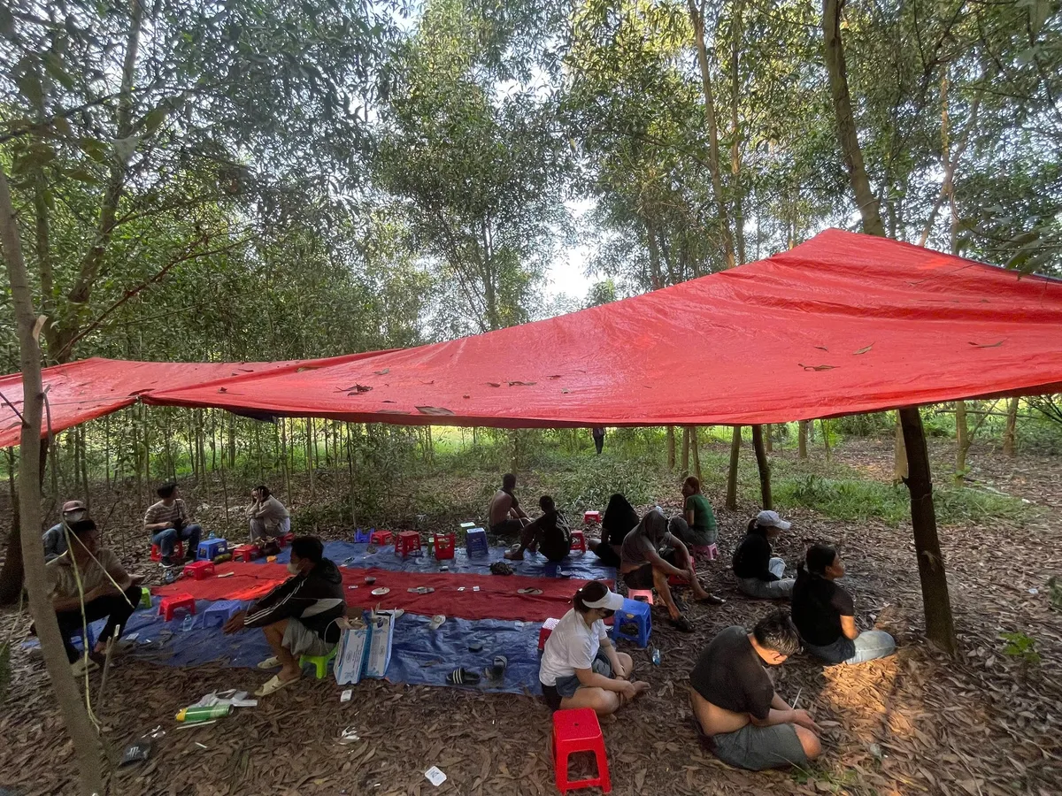 Đồng Nai: Đột k&iacute;ch s&ograve;ng bạc giữa vườn tr&agrave;m, bắt giữ 17 đối tượng- Ảnh 1.