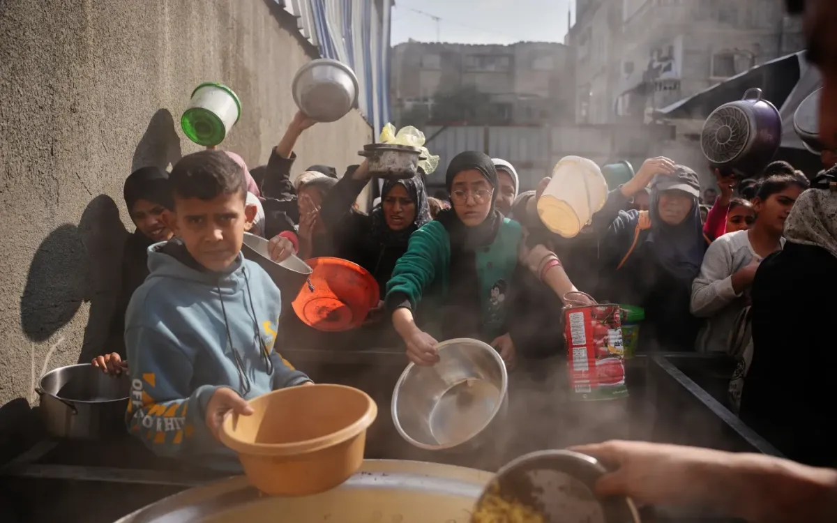 Phụ nữ Palestine chờ nhận thực phẩm cứu trợ tại bếp ăn cộng đồng ở Nuseirat, miền Trung Dải Gaza, ngày 17/12/2025 (Ảnh: AP)