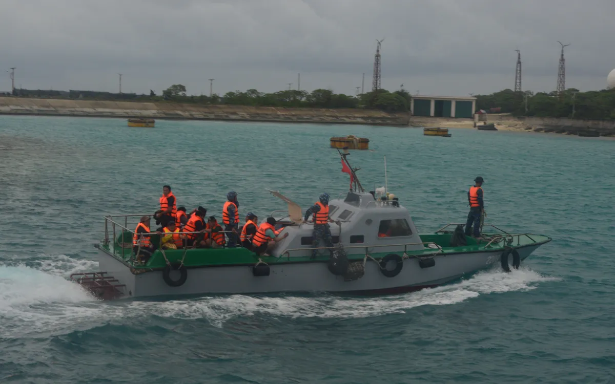 Tàu CV đưa ngư dân gặp nạn lên đảo Song Tử Tây.