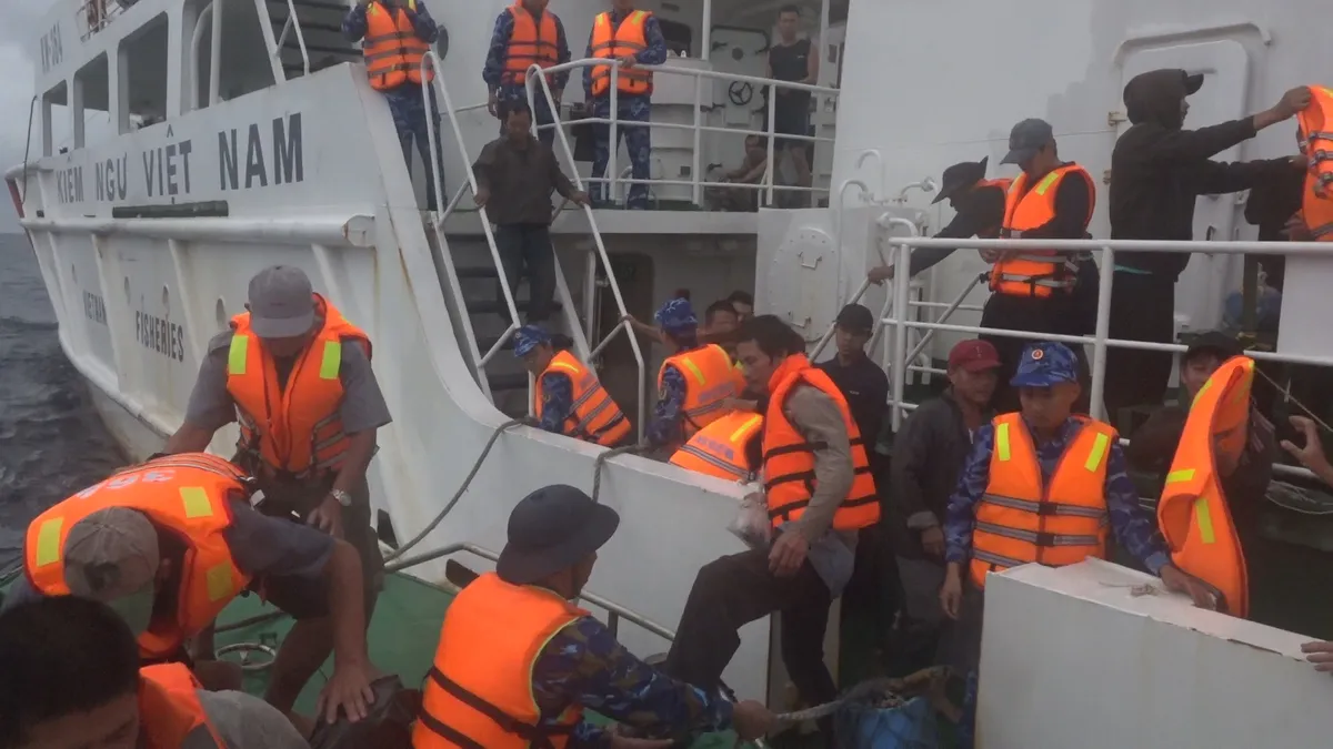 Hải qu&acirc;n tiếp nhận 52 ngư d&acirc;n gặp nạn tr&ecirc;n biển v&agrave;o đảo Song Tử T&acirc;y - Ảnh 1.