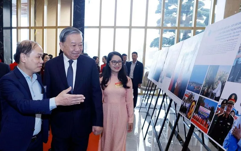 Tổng Bí thư Tô Lâm tham quan Trưng bày ảnh các hoạt động tiêu biểu của ngành Tuyên giáo và Dân vận năm 2025, do Thông tấn xã Việt Nam thực hiện. (Ảnh: TTXVN)