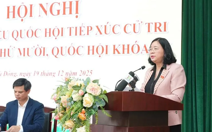 Chủ tịch Ủy ban Trung ương MTTQ Việt Nam, Trưởng đoàn Đại biểu Quốc hội thành phố Hà Nội Bùi Thị Minh Hoài tiếp thu ý kiến tại Hội nghị. Ảnh: Cổng TTĐT UBND TP Hà Nội