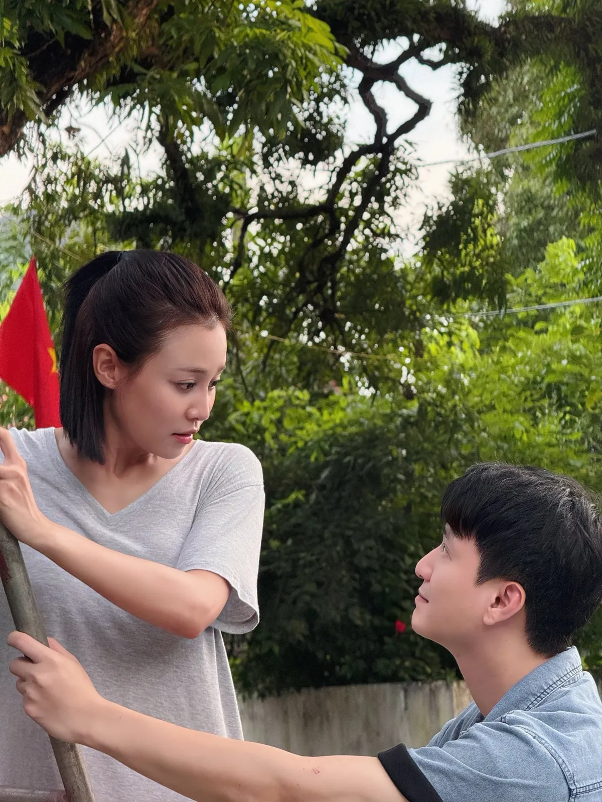 C&aacute;ch em 1 milimet: To&agrave;n bộ d&agrave;n diễn vi&ecirc;n lớn - b&eacute; lần đầu hội ngộ ở l&agrave;ng M&acirc;y- Ảnh 10.