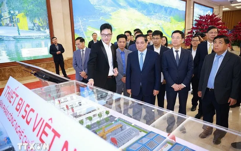 Thủ tướng Phạm Minh Chính tham quan trưng bày sản phẩm công nghệ số tại Diễn đàn Quốc gia phát triển kinh tế số và xã hội số lần thứ 3. (Ảnh: Dương Giang/TTXVN)