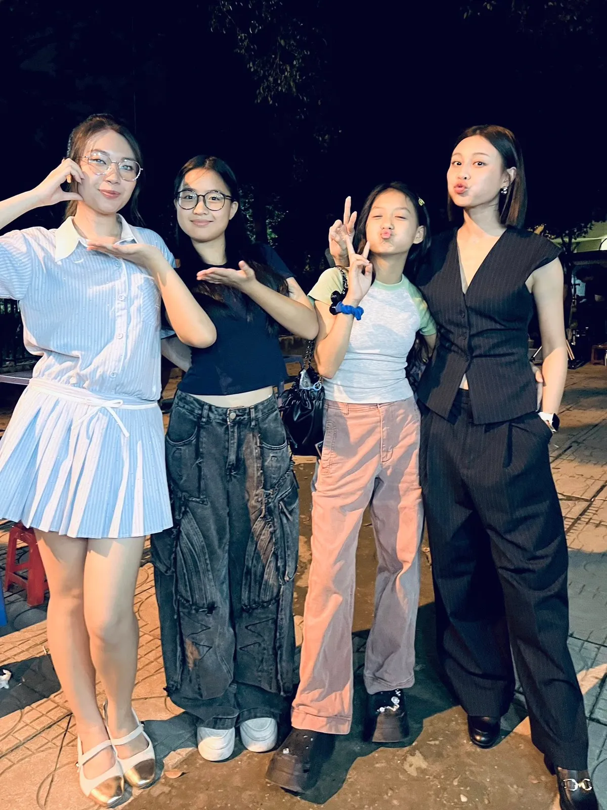 C&aacute;ch em 1 milimet: To&agrave;n bộ d&agrave;n diễn vi&ecirc;n lớn - b&eacute; lần đầu hội ngộ ở l&agrave;ng M&acirc;y- Ảnh 3.