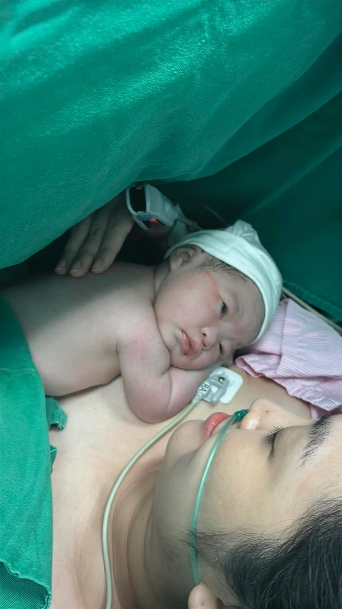 "MC c&oacute; nụ cười đẹp nhất VTV" đ&oacute;n con đầu l&ograve;ng - Ảnh 1.