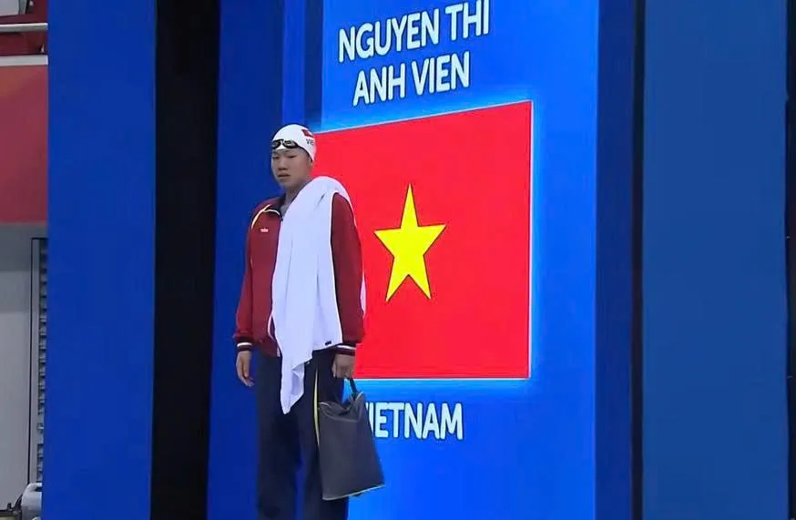 Sinh vi&ecirc;n v&agrave; c&uacute; "chạm" để kể chuyện 80 năm bơi lội Việt Nam- Ảnh 2.