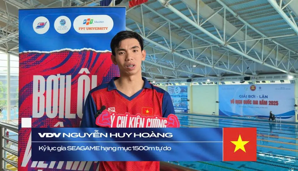 Sinh vi&ecirc;n v&agrave; c&uacute; "chạm" để kể chuyện 80 năm bơi lội Việt Nam- Ảnh 1.