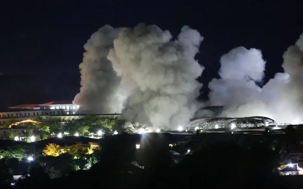 Chính quyền quân sự Myanmar kích nổ phá hủy khu phức hợp lừa đảo KK Park ở biên giới giáp Thái Lan, tháng 10/2025 (Ảnh: AP)