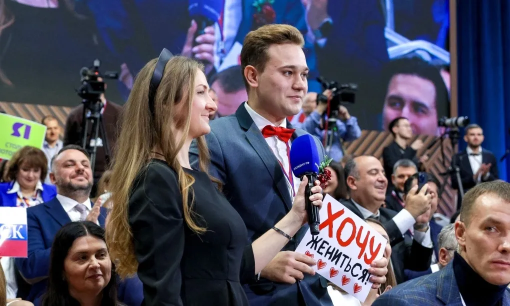 M&agrave;n cầu h&ocirc;n bất ngờ của nh&agrave; b&aacute;o trẻ tại cuộc họp b&aacute;o của Tổng thống Putin- Ảnh 1.