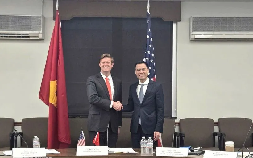 Thứ trưởng Bộ Ngoại giao Đặng Hoàng Giang và Quyền Trợ lý Ngoại trưởng Mỹ Fleet White. (Ảnh: TTXVN phát)